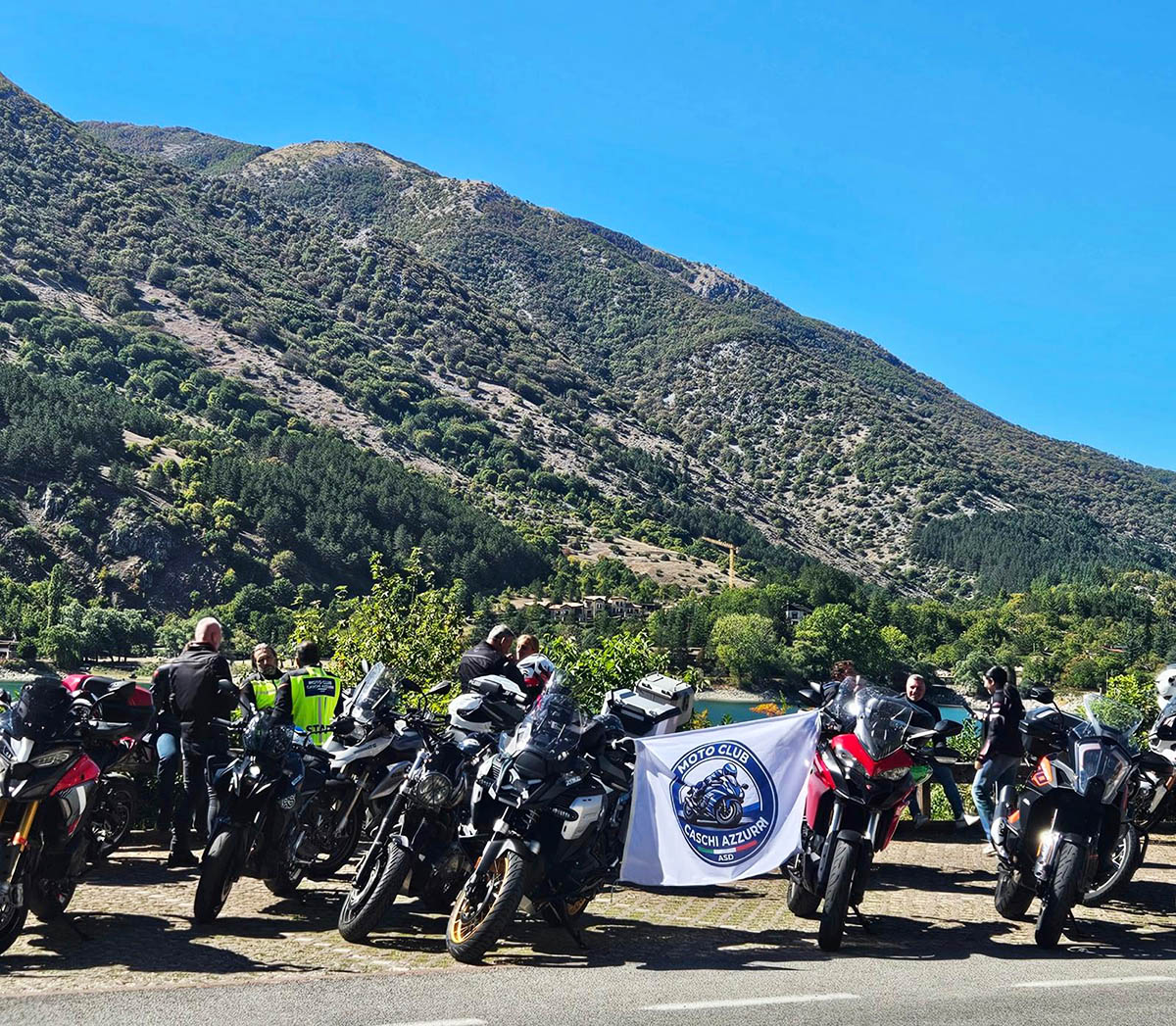 Prima uscita Motoclub Caschi Azzurri - foto di gruppo in Appennino