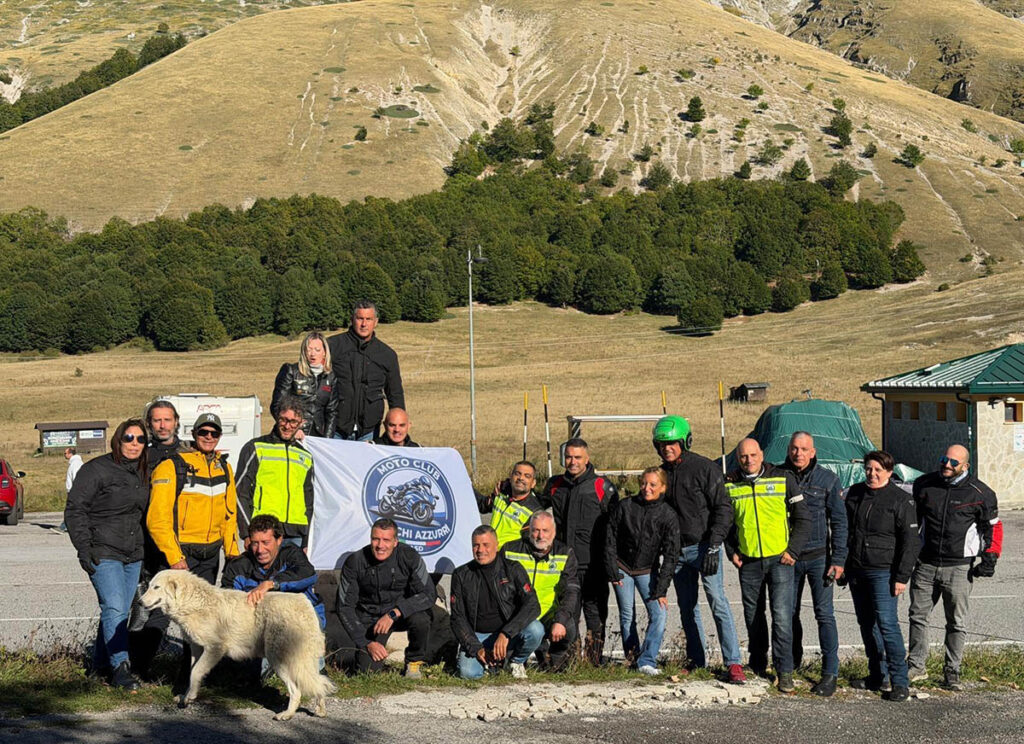 Prima uscita Motoclub Caschi Azzurri - foto di gruppo in Appennino