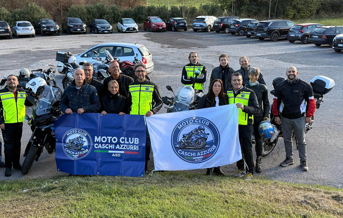 Prima uscita Motoclub Caschi Azzurri - foto di gruppo alla partenza